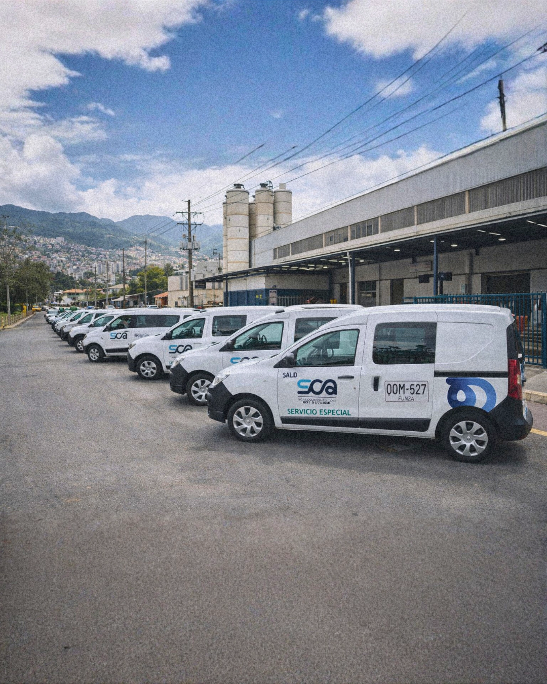 Camionetas parqueadas fuera de una industria